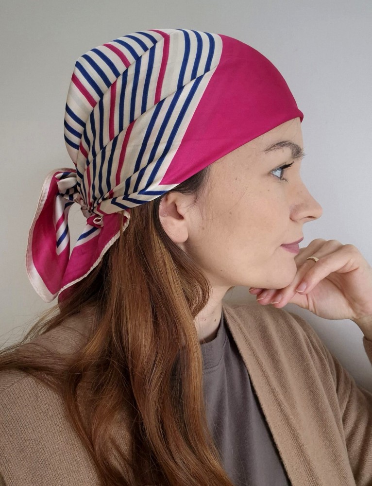 Apaszka damska na szyję – klasyczne dwukolorowe paski | fuksja