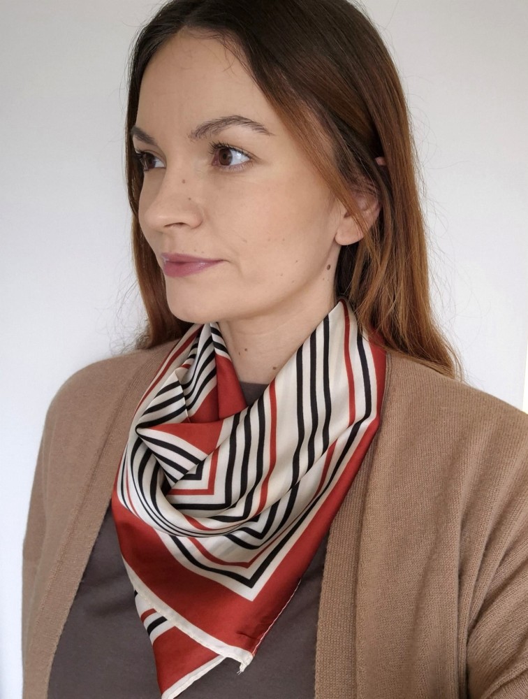 Apaszka damska na szyję – klasyczne dwukolorowe paski | czerwona
