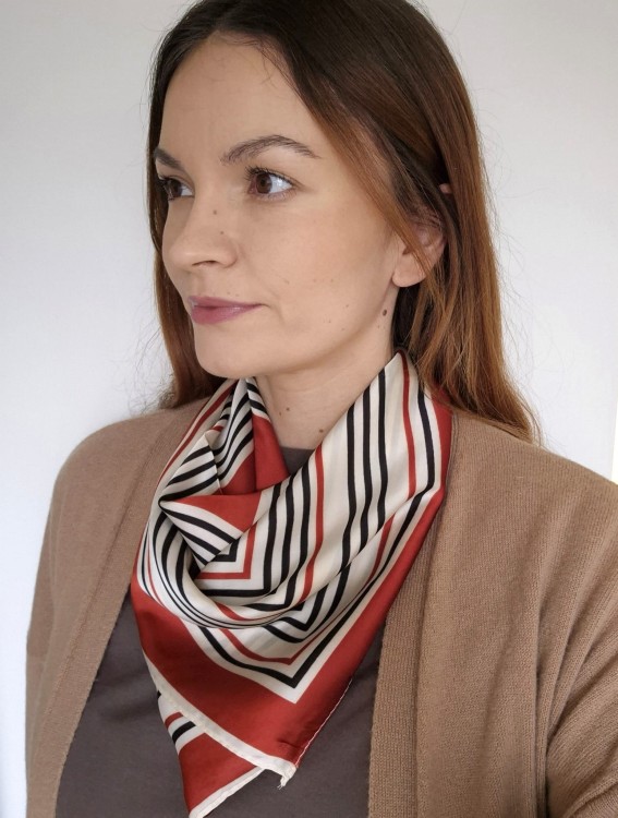 Apaszka damska na szyję – klasyczne dwukolorowe paski | czerwona