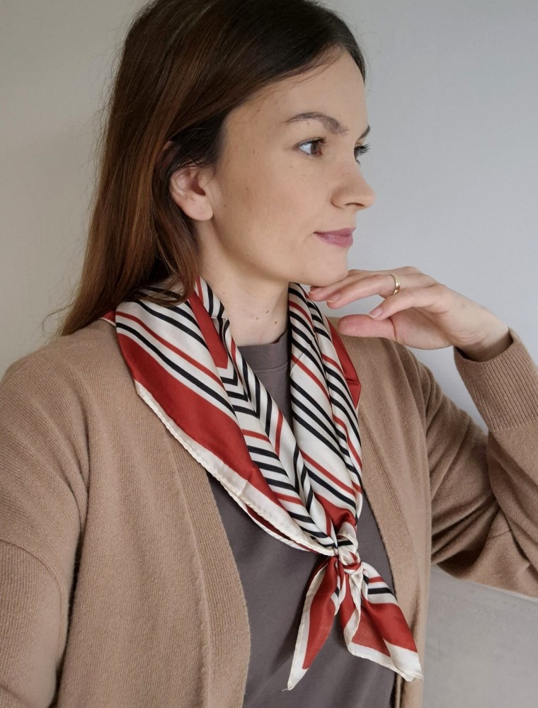 Apaszka damska na szyję – klasyczne dwukolorowe paski | czerwona