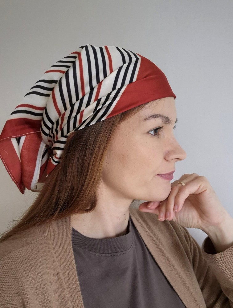 Apaszka damska na szyję – klasyczne dwukolorowe paski | czerwona