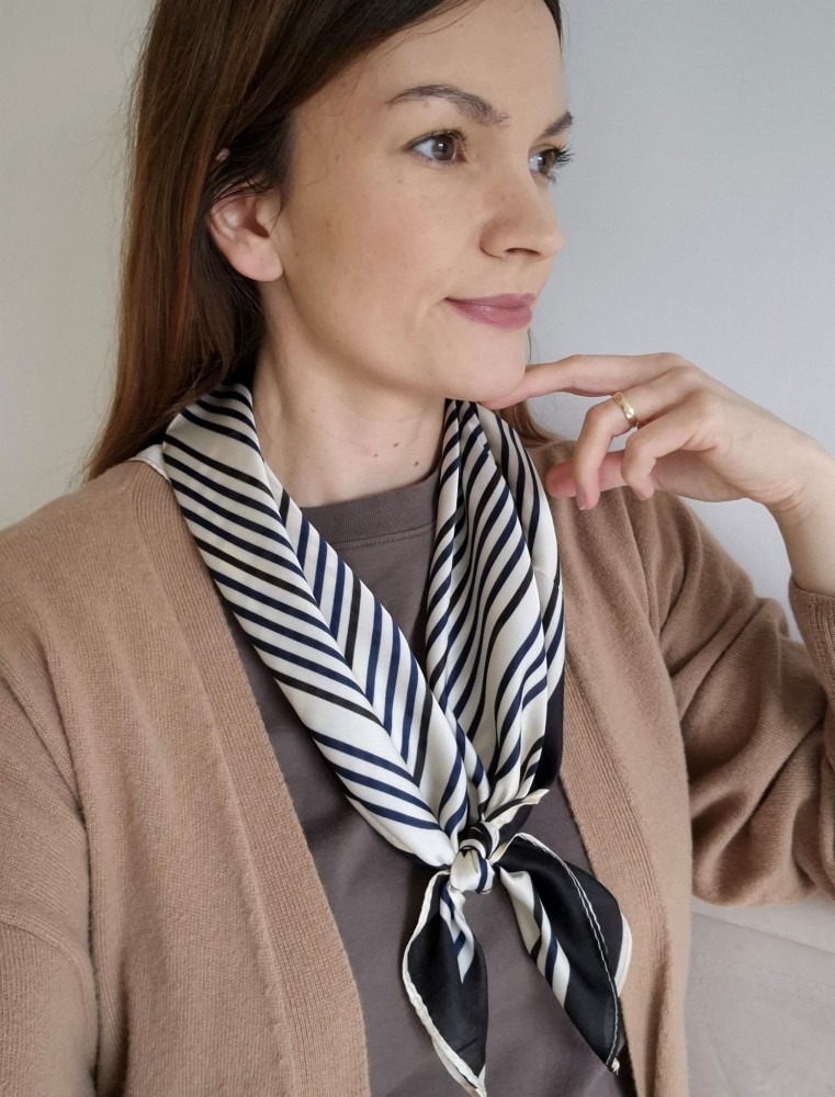 Apaszka damska na szyję – klasyczne dwukolorowe paski | czarna