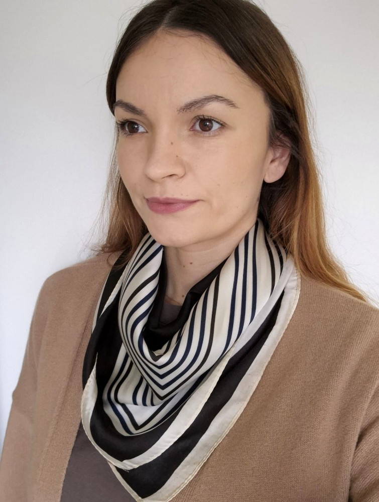 Apaszka damska na szyję – klasyczne dwukolorowe paski | czarna