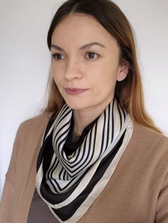 Apaszka damska na szyję – klasyczne dwukolorowe paski | czarna