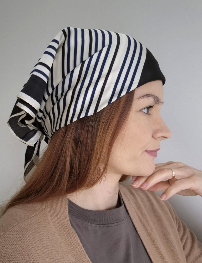 Apaszka damska na szyję – klasyczne dwukolorowe paski | czarna