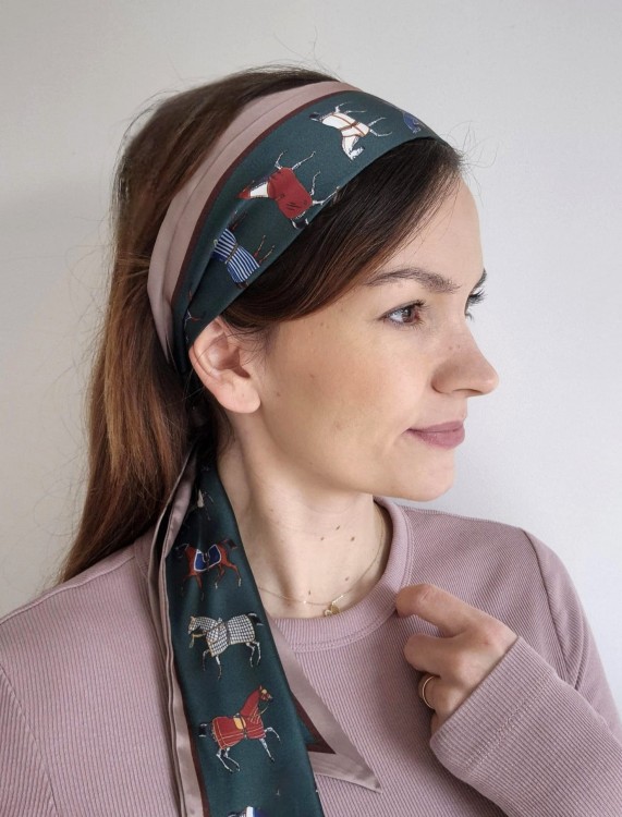 Twilly wzór konie - wąska damska apaszka na szyję i do włosów | zielona