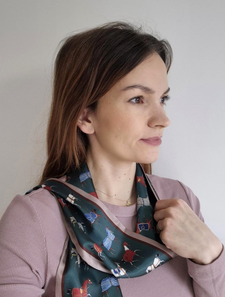 Twilly wzór konie - wąska damska apaszka na szyję i do włosów | zielona