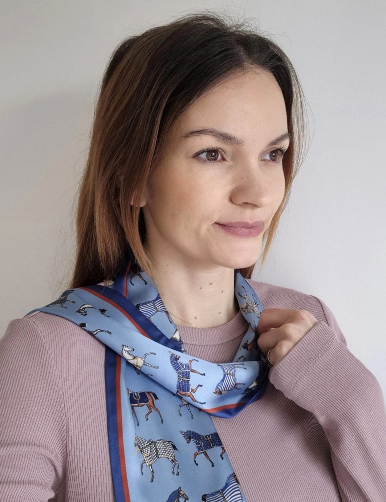 Twilly wzór konie - wąska damska apaszka na szyję i do włosów | niebieska